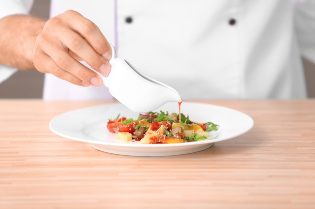 Szef kuchni przygotowujący danie